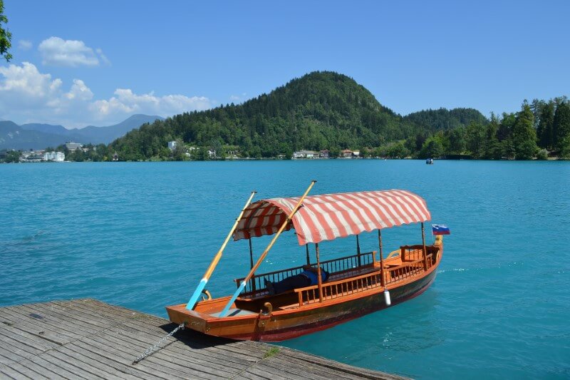 Barca di legno tradizionale, la Pletna sul lago di Bled